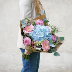 Smuk buket med lyseblå og lyserøde blomster. Du finder bl.a. dahlia og hortensia i buketten