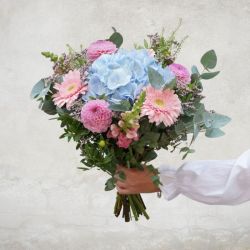 Smuk lyserød og lyseblå hortensia buket. Giv en blomst til en du holder af.
