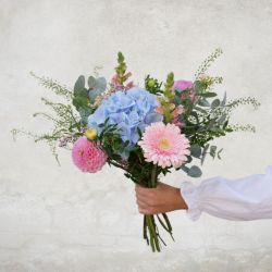 Lyseblå og lyserød hortensia buket. Giv en buket til en du holder af.