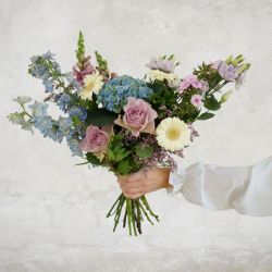 Ugens FLOWR buket. Send blomster og glæd en, du holder af. 