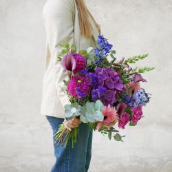Smuk buket med lilla blomster. Bl.a. med en stor hortensia i midten.