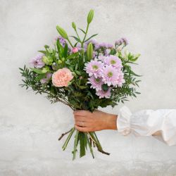 Pastelbuket til sommerens anledning. Buketten er bundet af blomster, der er kendt for at holde længere tid