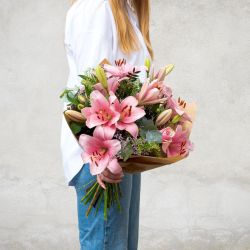 Smuk buket med lyserøde liljer. Send blomster
