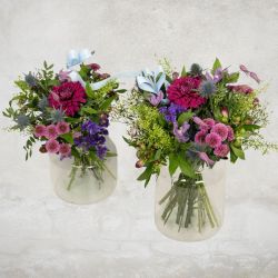 Mor og barn buketter drenge i blå/lilla farver med roser og krysantemum.