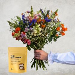 Multifarvet blomsterbuket. Buketten er allergivenlig og lavet i samarbejde med Astma-Allergi Danmark
