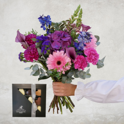 Send blomster med chokolade. Smuk buket i lilla, pink og blå farver. Smuk lilla hortensia i midten.