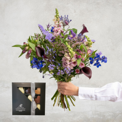 Smuk buket i markstil med lilla, lavendel og blå blomster