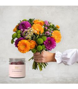 Sensommer buket i orange, pink og grønne farver med chokoladeovertrukne vingummier