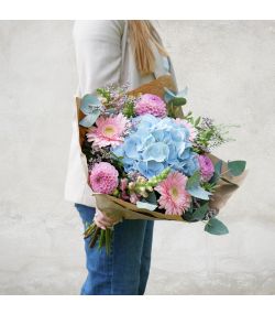 Smuk buket med lyseblå og lyserøde blomster. Du finder bl.a. dahlia og hortensia i buketten