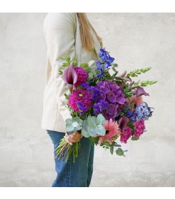 Smuk buket med lilla blomster. Bl.a. med en stor hortensia i midten.