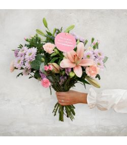 Ønsk jubilaren tillykke med en smuk buket i pastelfarver. Buketten er bundet af blomster, der er kendt for at holde længere