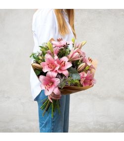 Smuk buket med lyserøde liljer. Send blomster