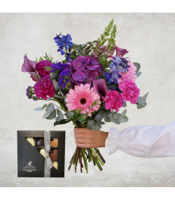 Send blomster med chokolade. Smuk buket i lilla, pink og blå farver. Smuk lilla hortensia i midten.