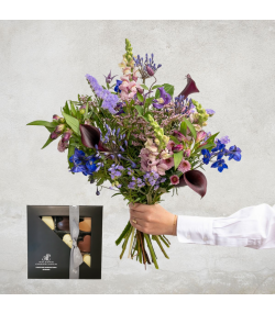 Smuk buket i markstil med lilla, lavendel og blå blomster